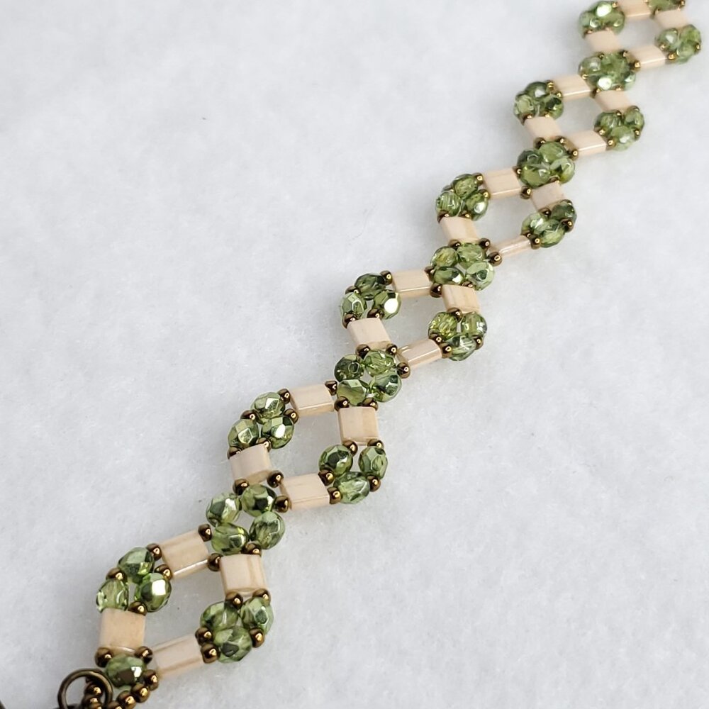 Beaded Bracelet Green Tan Sparkly Toggle 7.5" - Picture 2 of 4